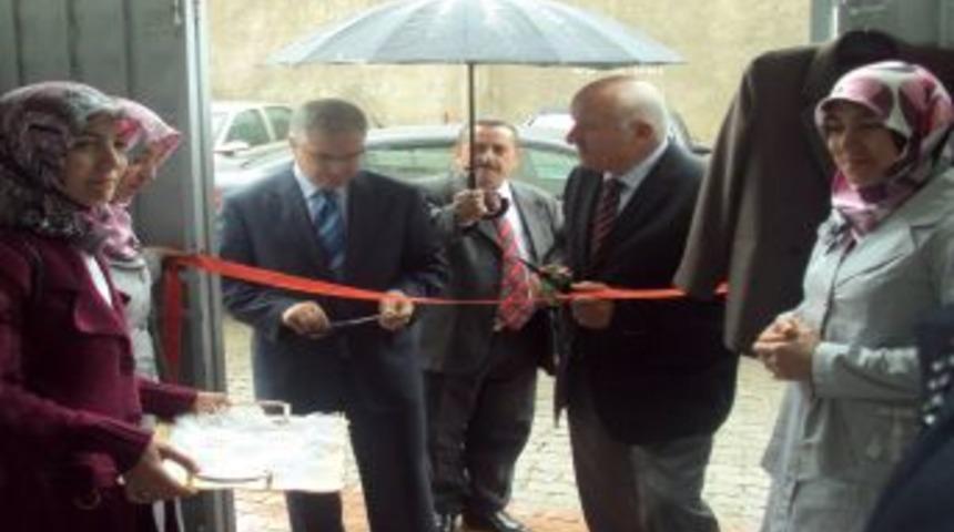 G&ouml;n&uuml;ll&uuml; hanımların topladığı kıyafetler ihtiya&ccedil; sahibi ailelere dağıtıldı