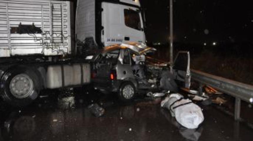 Kayganlaşan yolda hatalı sollama &ouml;l&uuml;m getirdi