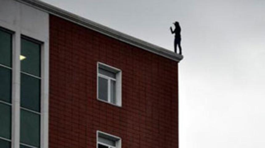 Elindeki bı&ccedil;akla fak&uuml;ltenin &ccedil;atısına &ccedil;ıktı