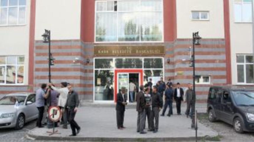 Kadro fazlası iş&ccedil;iler, Belediye Başkanı Bozkuş'un &uuml;zerine y&uuml;r&uuml;d&uuml;