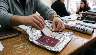 Pasaportu al&uuml;minyum folyoya sarıyorlar! Viral seyahat trendi