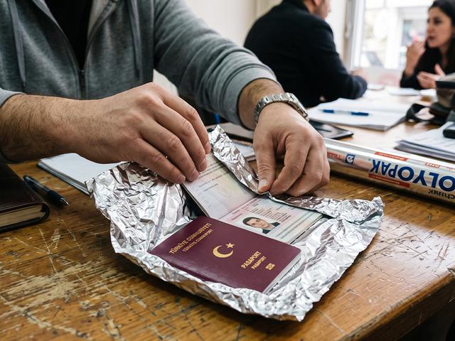 Pasaportu al&uuml;minyum folyoya sarıyorlar! Viral seyahat trendi