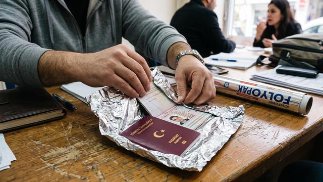 Pasaportu alüminyum folyoya sarıyorlar! Seyahat trendi viral oldu
