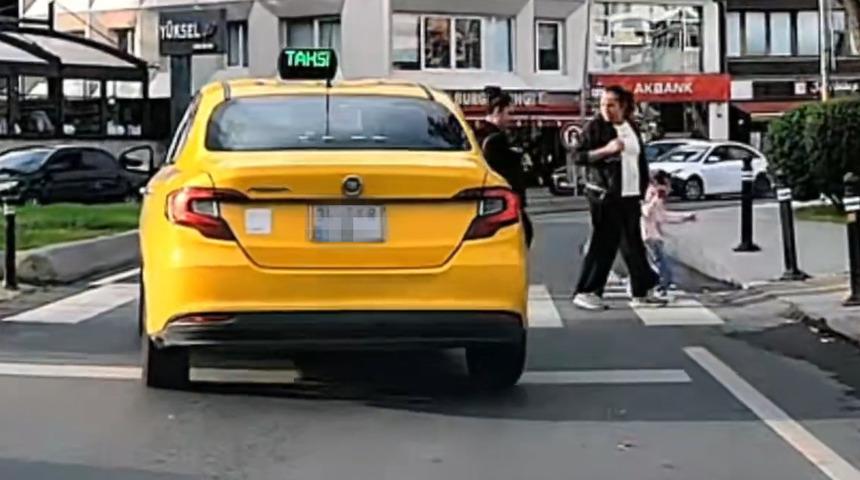 Taksiciden tepki &ccedil;eken hareket! Yaya ge&ccedil;idindeki yayaların &uuml;zerine s&uuml;rd&uuml;