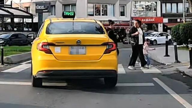 Taksiciden tepki çeken hareket! Yaya geçidindeki yayaların üzerine sürdü