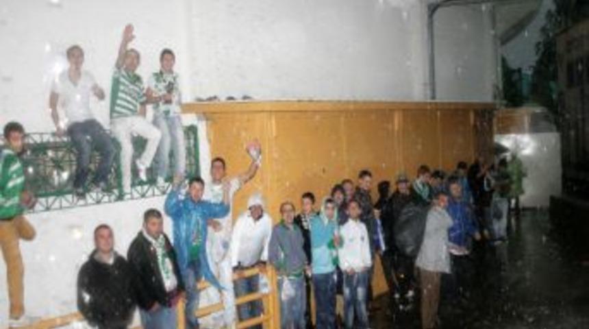 Sağanak yağış Bursa'da hayatı fel&ccedil; etti