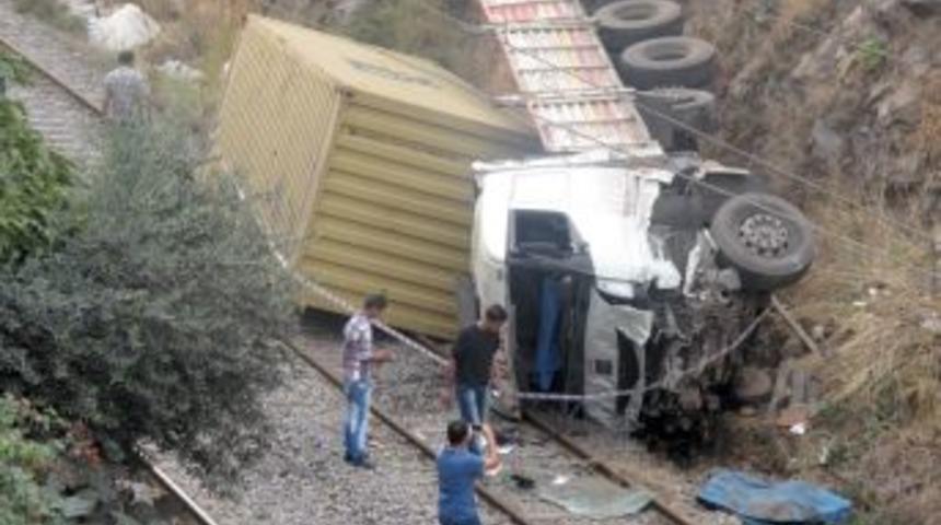 Kamyon tren yoluna d&uuml;şt&uuml;, faciadan d&ouml;n&uuml;ld&uuml;