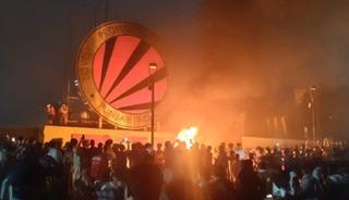 Tecav&uuml;z iddiası &uuml;niversiteyi karıştırdı! Ara&ccedil;lar ateşe verildi, kamp&uuml;s savaş alanına d&ouml;nd&uuml;