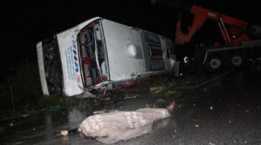 Mersin'de yolcu otob&uuml;s&uuml; devrildi: 1 &ouml;l&uuml;, 16 yaralı