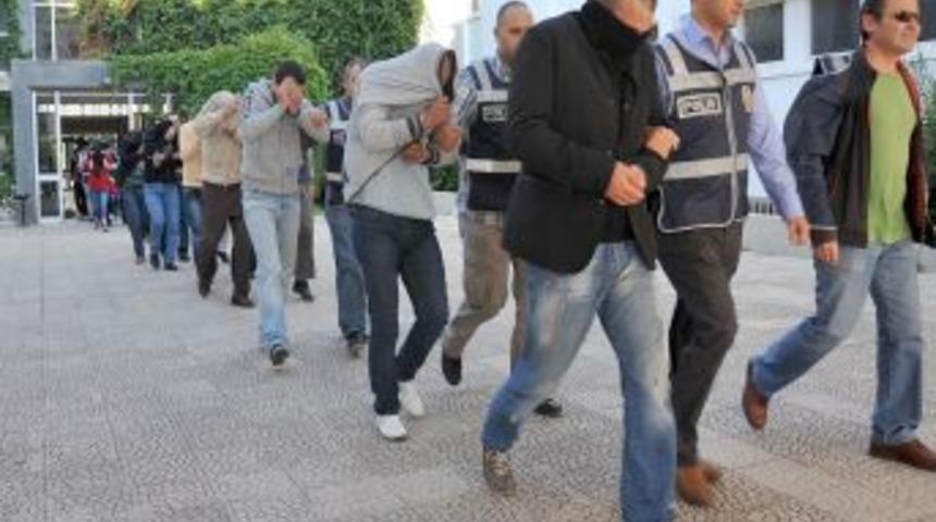 Sahte belgelerle ara&ccedil; satan &ouml;rg&uuml;t, kadın polisin de kimlik bilgilerini kullanmış