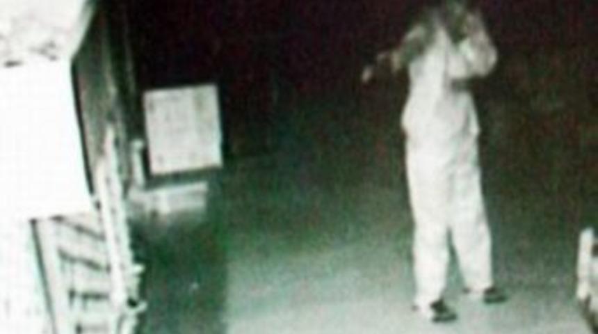 Belediye meclis &uuml;yesinin işyerinin kurşunlanması kameraya takıldı