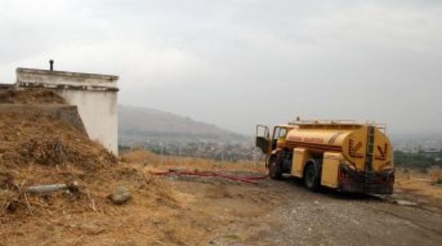 Bergama&rsquo;da 3 aydır su kesik, belediye depolara tankerle su taşıyor