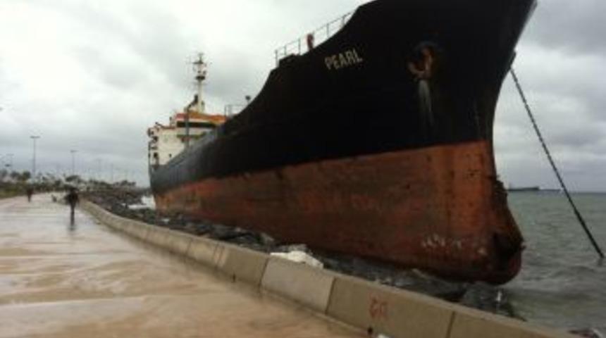 Lodos nedeniyle 4 gemi karaya oturdu, 1 gemi yan yattı