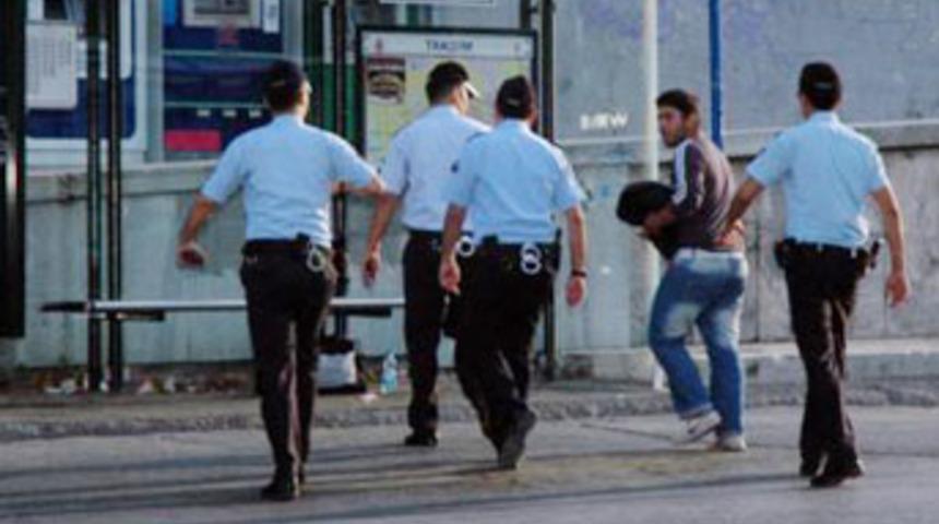 Dalgın asker Taksim'de polisi alarma ge&ccedil;irdi