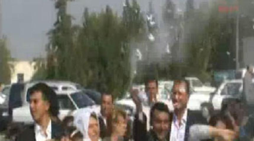 Aşiret d&uuml;ğ&uuml;n&uuml;nde silah yerine k&ouml;p&uuml;k sıkıldı