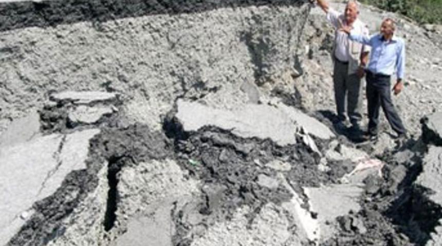 Otoyol ikiye b&ouml;l&uuml;nd&uuml;!