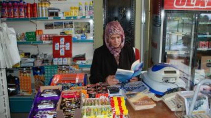Bakkal işletirken kitap kurdu oldu