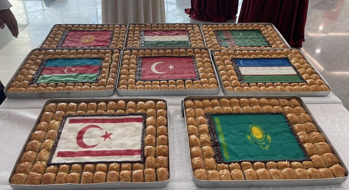 Baklavaki ismine kızdı, dünyanın en büyük baklavasını yaptı 2