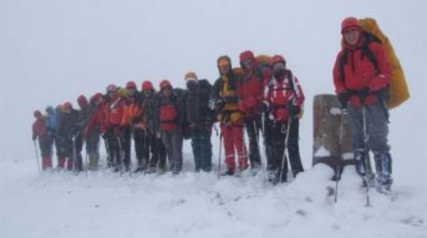 Dağcılar, yılın ilk karının keyfini &ccedil;ıkardı