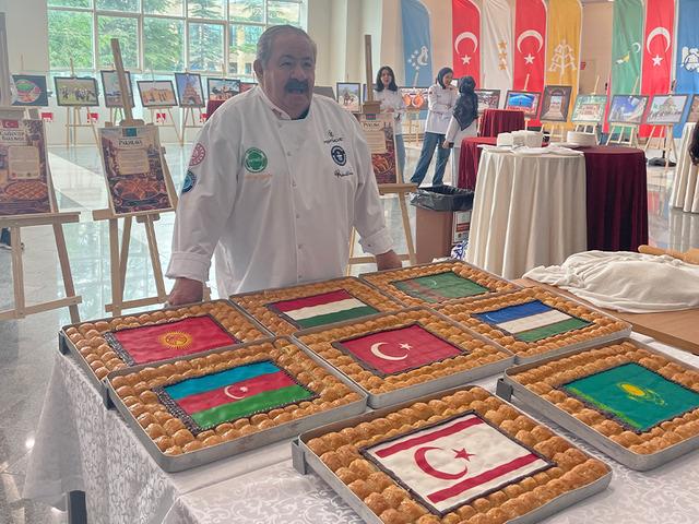 'Baklavaki' ismine kızdı, d&uuml;nyanın en b&uuml;y&uuml;k baklavasını yaptı