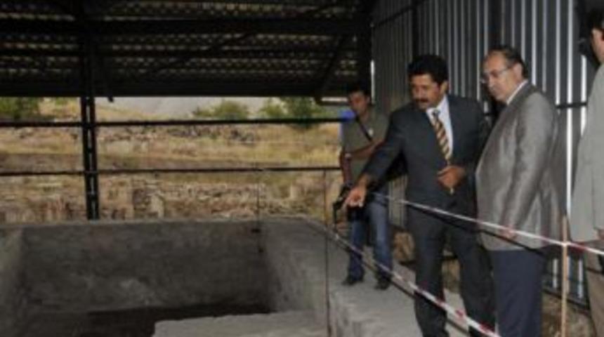 Vali, antik kenti inceledi