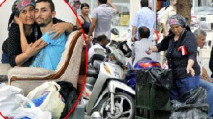 Oğlu i&ccedil;in &ccedil;&ouml;pten mavi kapak topluyor