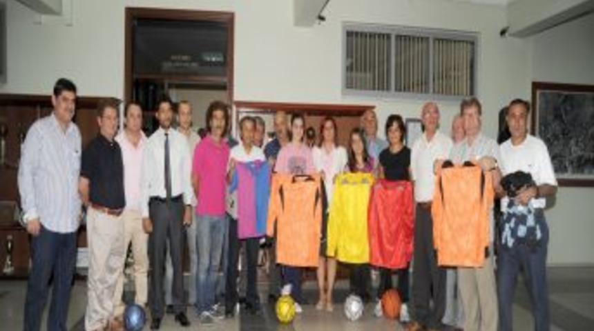 Aydın Belediyesi amat&ouml;r kul&uuml;plere malzeme yardımı yaptı