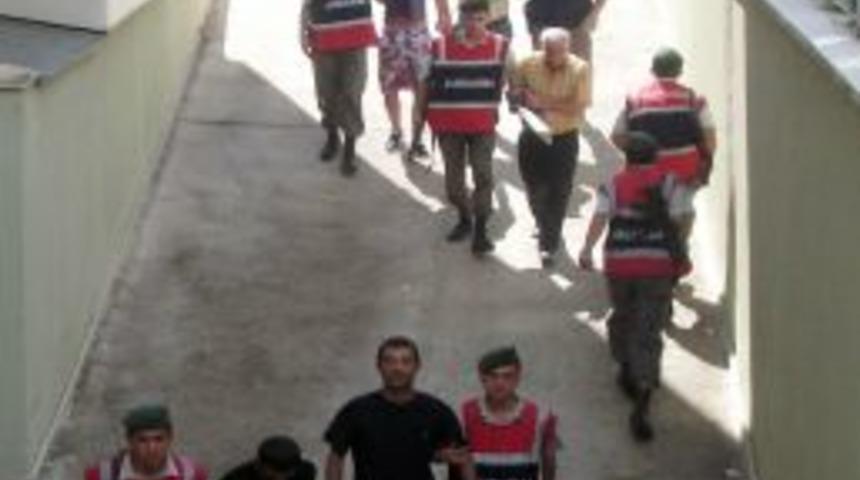 Uyuşturucudan g&ouml;z altına alınan 15 kişi adliyeye sevk edildi