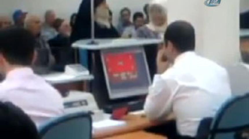 M&uuml;şteri beklerken, veznedar okey oynadı