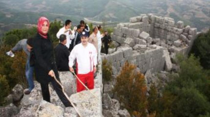 Tanıtmak i&ccedil;in Karasis&rsquo;e &ccedil;ıktılar