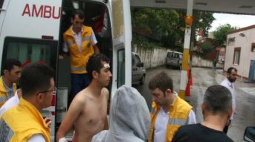 Bı&ccedil;aklı kavgada 1'i &ouml;ğrenci 3 kişi yaralandı