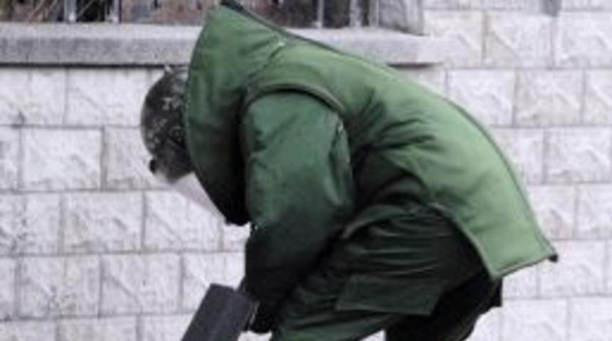 Orduevi &ouml;n&uuml;ndeki ş&uuml;pheli torbadan iş elbiseleri &ccedil;ıktı