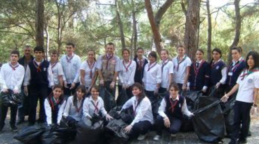 İzciler tarihi manastırı temizledi