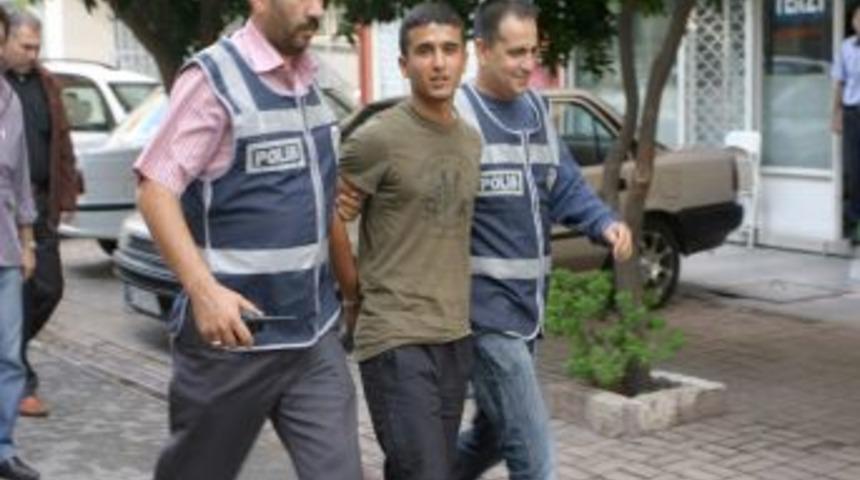 Gazetecilerle dolandırıcının etek tartışması