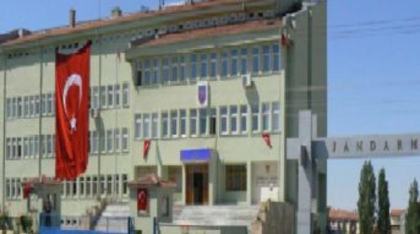 Kırşehir Jandarma Komutanlığı'nın fotoğrafını &ccedil;eken ş&uuml;pheli ara&ccedil; aranıyor