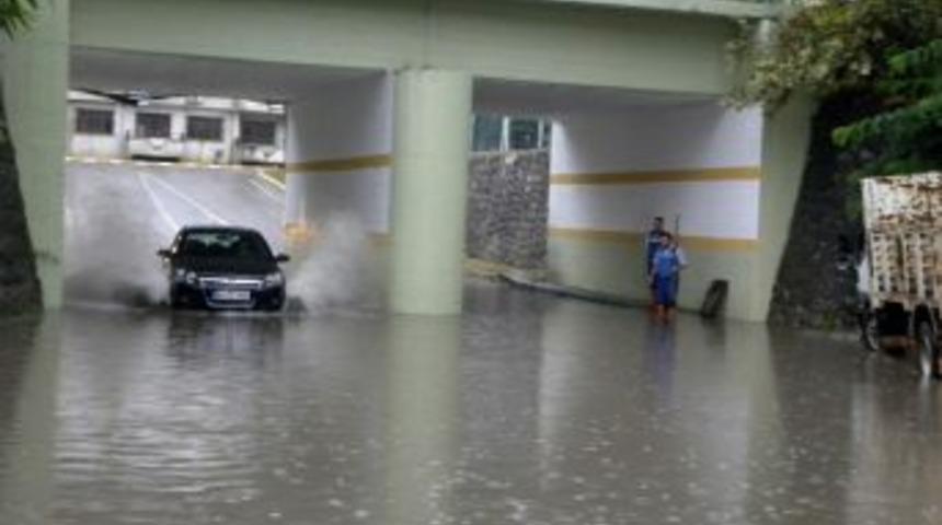 Sağanak yağış Sapanca'da alt ge&ccedil;itleri suyla doldurdu