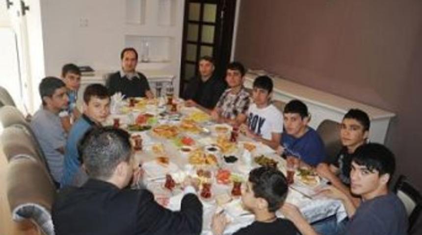 Vali Kalkan&rsquo;dan &ccedil;ocuklara kahvaltı