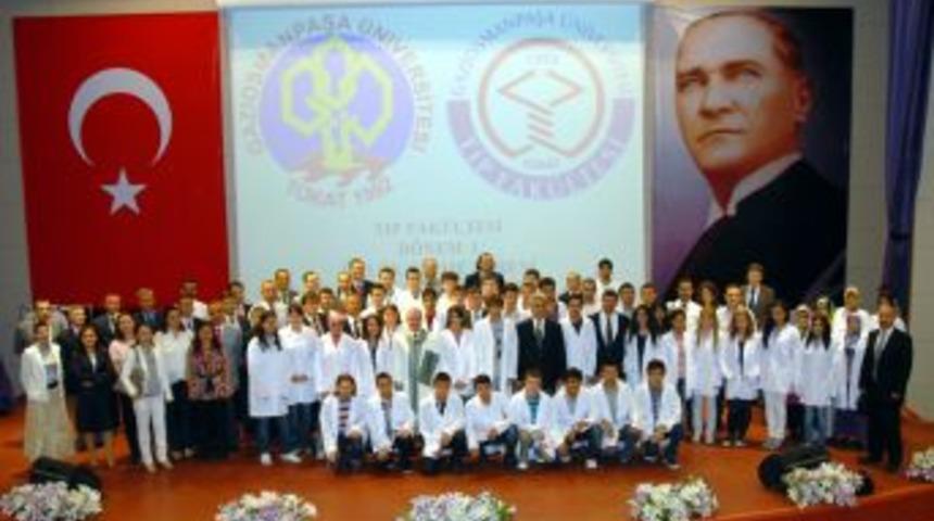 Tıp &ouml;ğrencileri &ouml;nl&uuml;k giydi