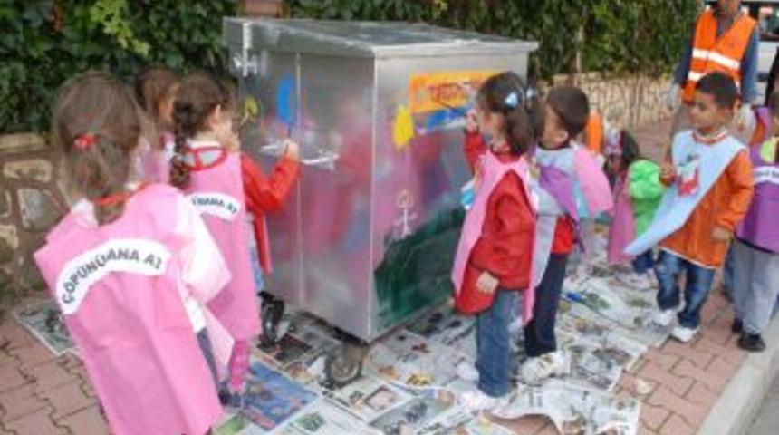 İpek Anaokulu öğrencileri Muratpaşa’daki çöp konteynerlerini boyuyor