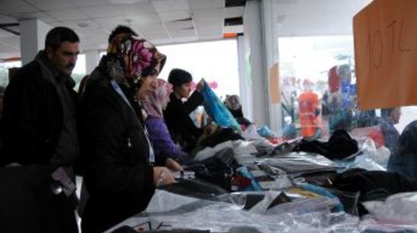 Somalili &ouml;ğrenciler yararına d&uuml;zenlenen kermes yoğun ilgi g&ouml;rd&uuml;