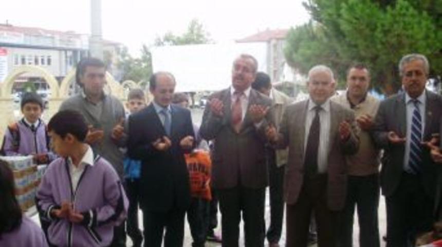 Eğitim g&ouml;n&uuml;ll&uuml;s&uuml; kadınlardan ihtiya&ccedil; sahibi &ouml;ğrenciler i&ccedil;in kermes