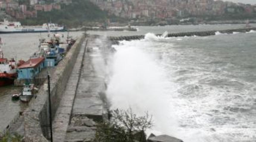 Karadeniz'de fırtınada dev dalgalar oluştu