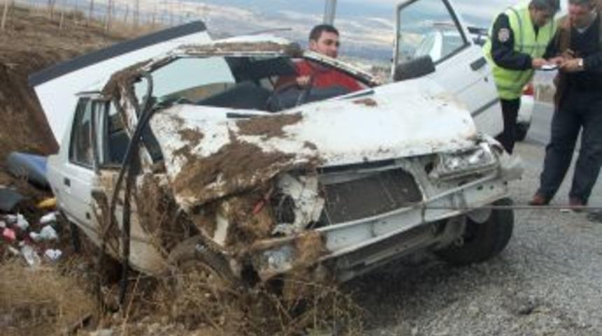 Afyonkarahisar'da otomobil şarampole yuvarlandı: 5 yaralı