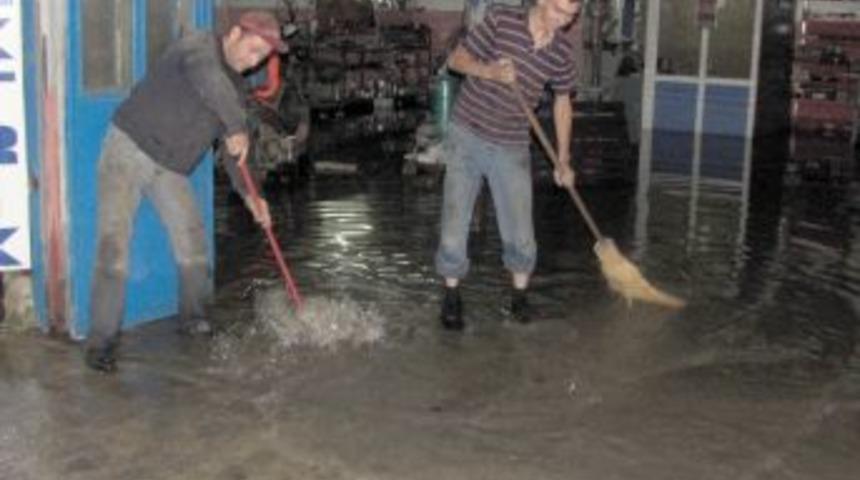 Sağanak yağış &Uuml;nye&rsquo;de sele neden oldu