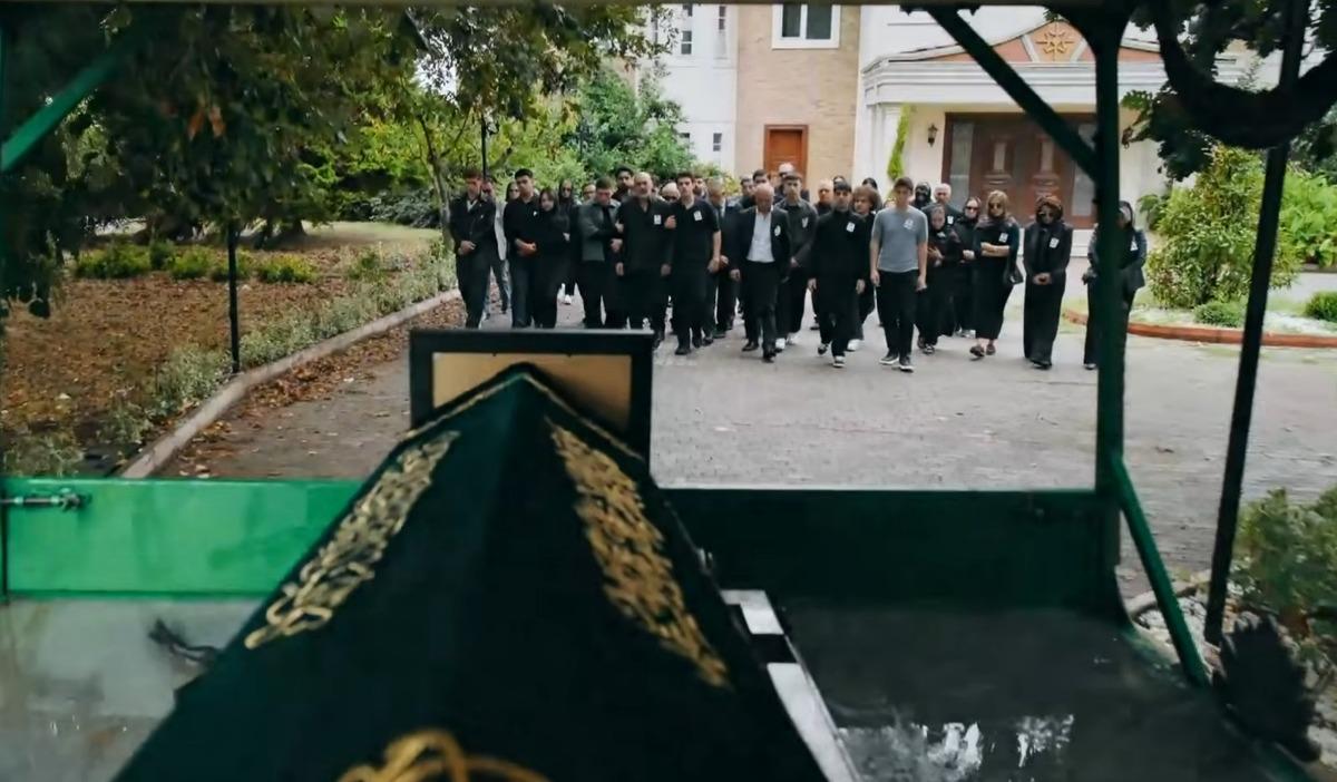 Fragmandaki cenaze sahnesi kafaları karıştırdı: Kim veda ediyor? 3