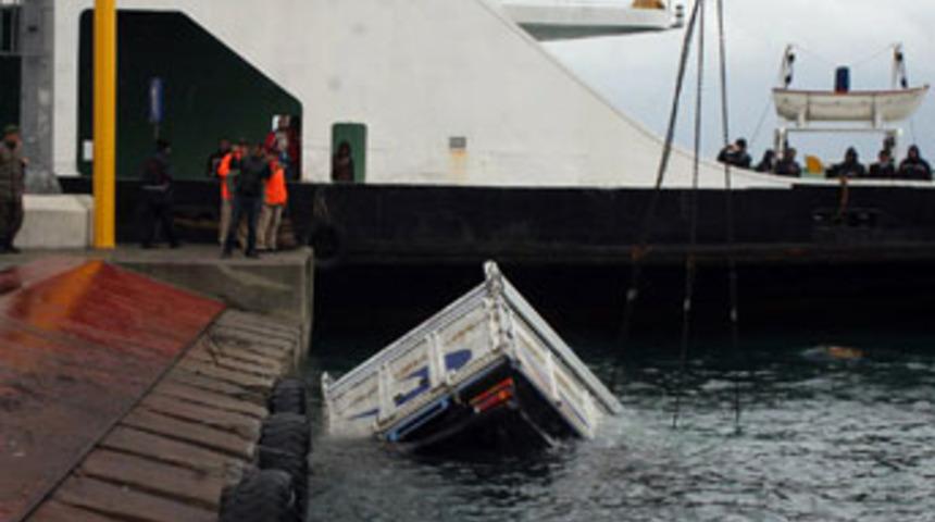 Kamyon denize d&uuml;şt&uuml;!