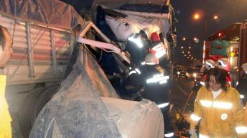 Kamyonlar kazaya karıştı, TEM trafiği kilitlendi