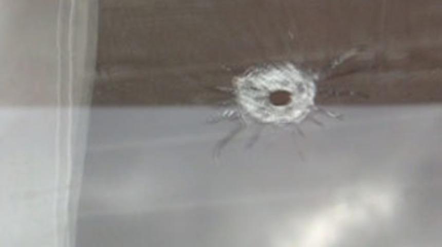 Polis ve askerlere ait evler de kurşunlanmış