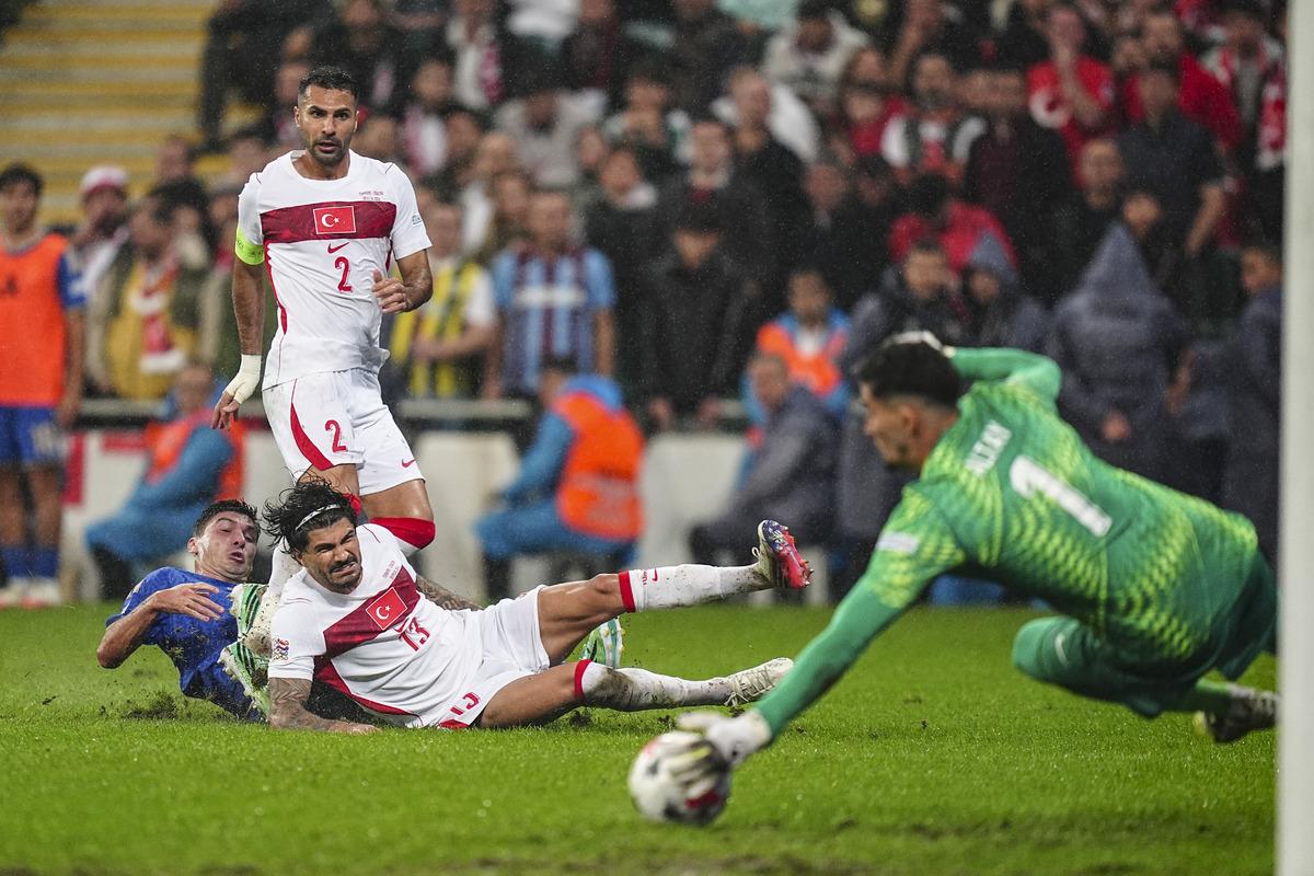 İstifaya niyeti yok! Montella neler söyledi neler: "Gol atan forvet yok o ikisinin heykelini dikerim" 2