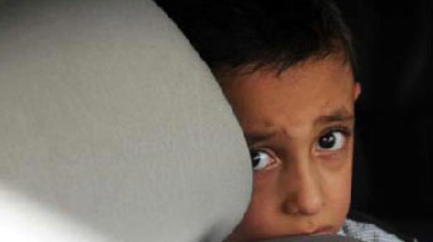 Ara&ccedil;ta bırakılan &ccedil;ocuk polisi alarma ge&ccedil;irdi